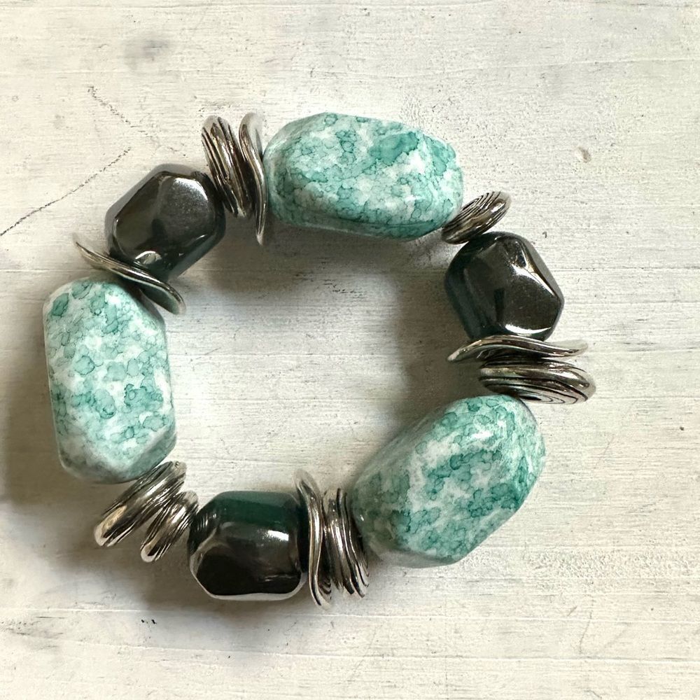 Silver tone green chunky stretchy beaded bracelet